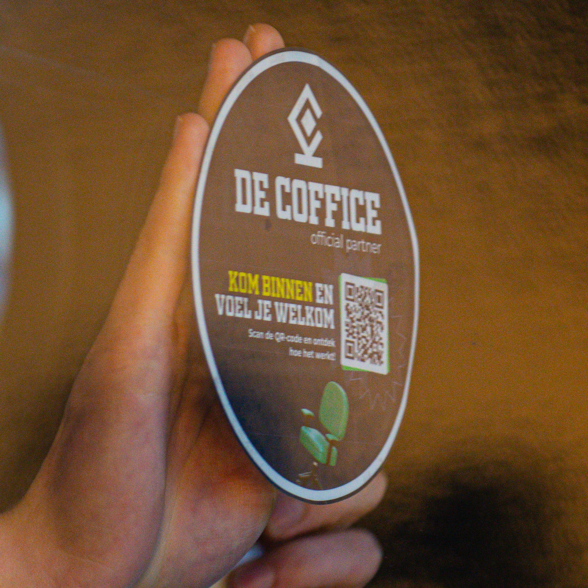 Jongeren werken samen op een Coffice werkplek